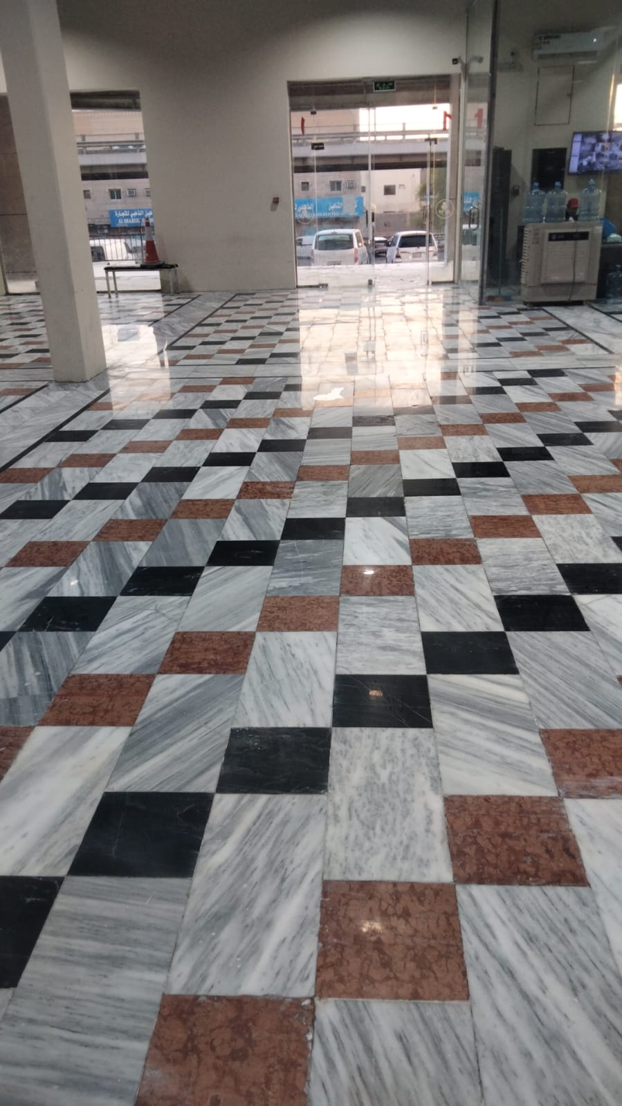 الشركة العربية للتنمية والاستثمار – جلي وتلميع ومعالجة الرخام – إزالة جميع المباني في القبو – تركيب السراميك الخاص بدرج المبني